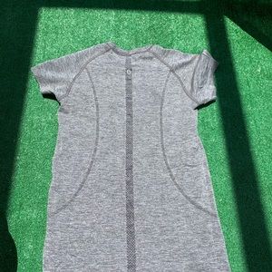 🖤✨Silver/Shimmer Lululemon Top, Size 8✨🖤